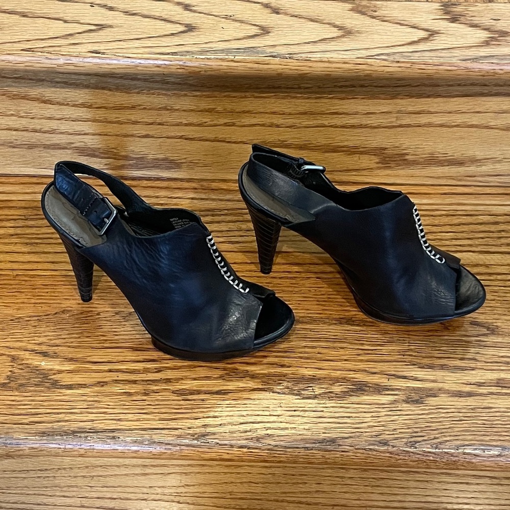 B. Makowsky BMISLA Black Leather Peep Toe Platform Heels 5.5